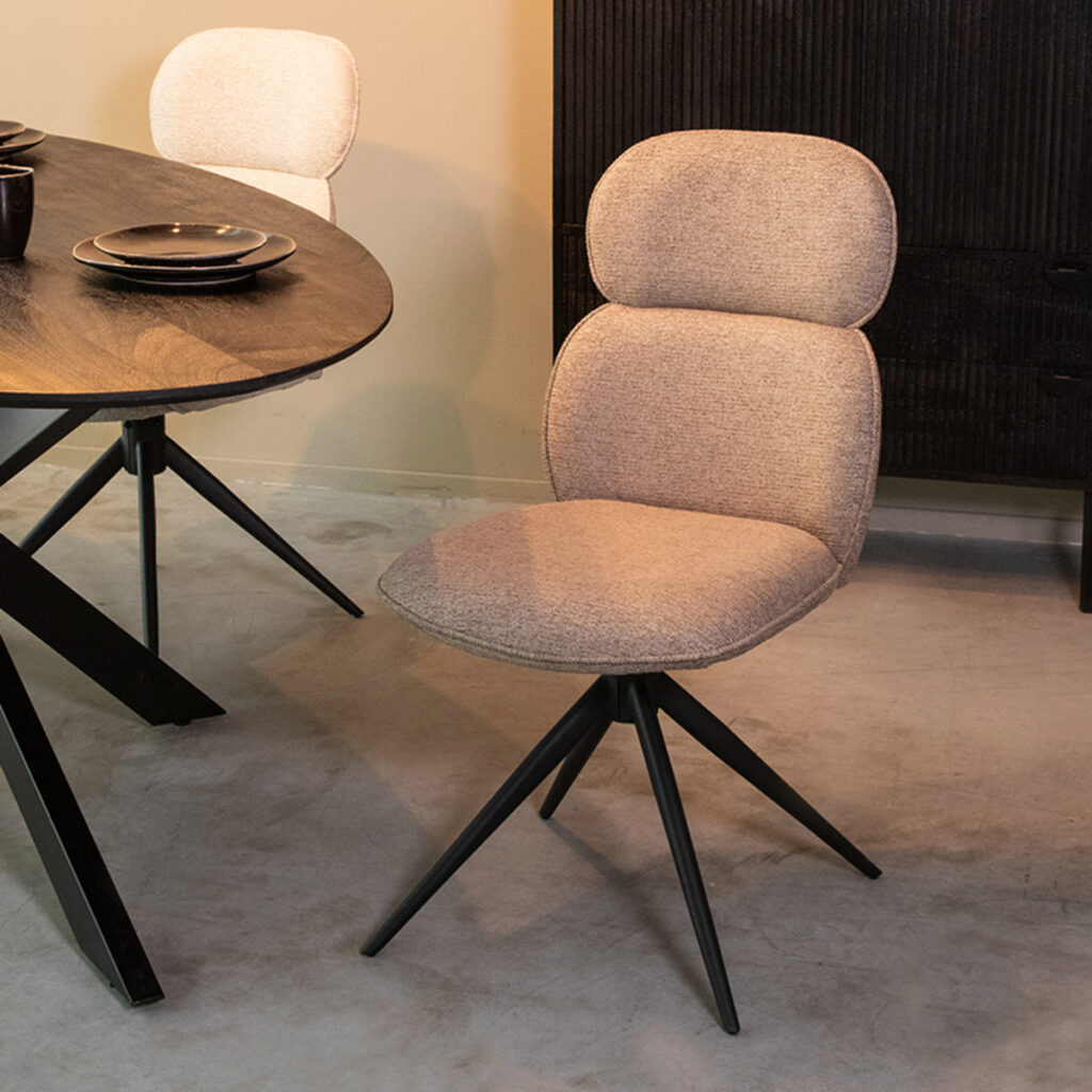 180100117_setting_1 LABEL51 Eetkamerstoel Finn - Truffel grijs - Boucle - Black Frame