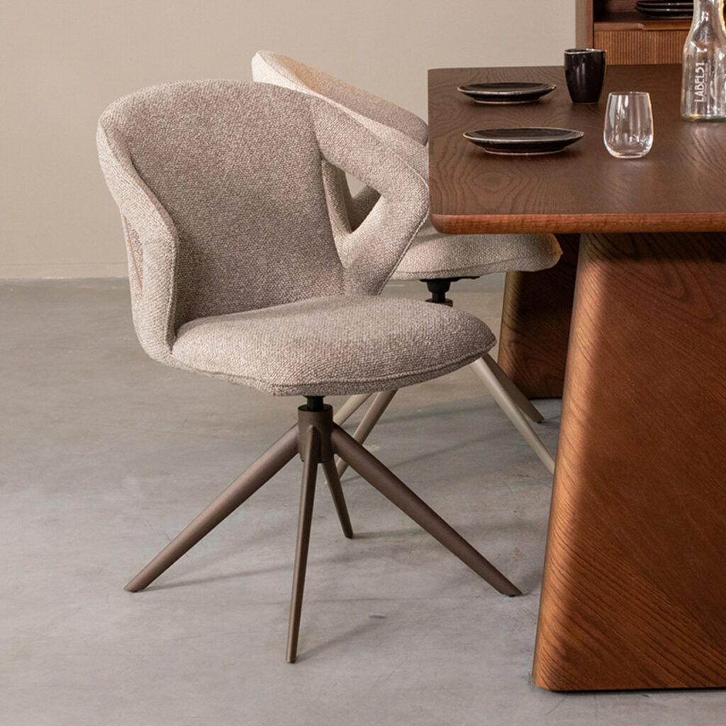 18099363_setting_01 LABEL51 Eetkamerstoel Zurich - Truffel grijs - Boucle - Bronze Frame