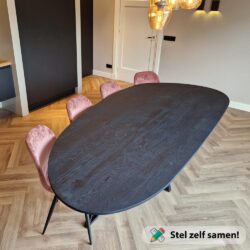 Niervormige_zwarte_eettafel
