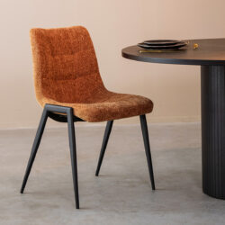 180100009_setting_1 LABEL51 Eetkamerstoel Noor - Cognac - Elite - Black Frame