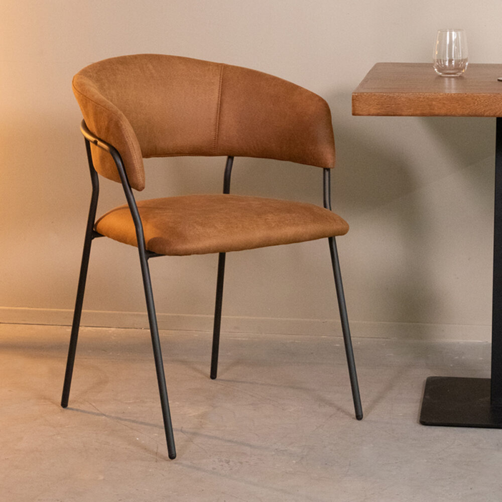 180122894_setting_01 LABEL51 Eetkamerstoel Luuk - Cognac - Micro Suede - Black Frame