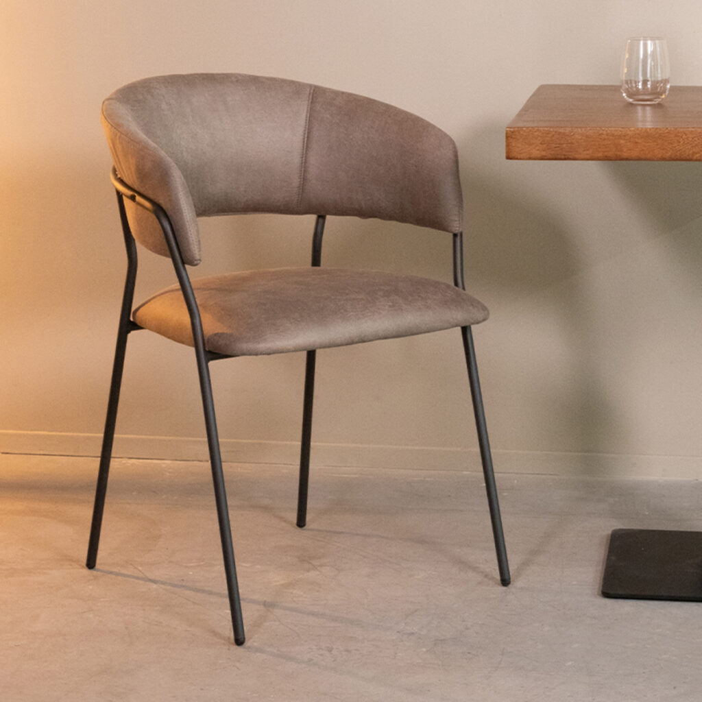 180122900_setting_01 LABEL51 Eetkamerstoel Luuk - Taupe - Micro Suede - Black Frame