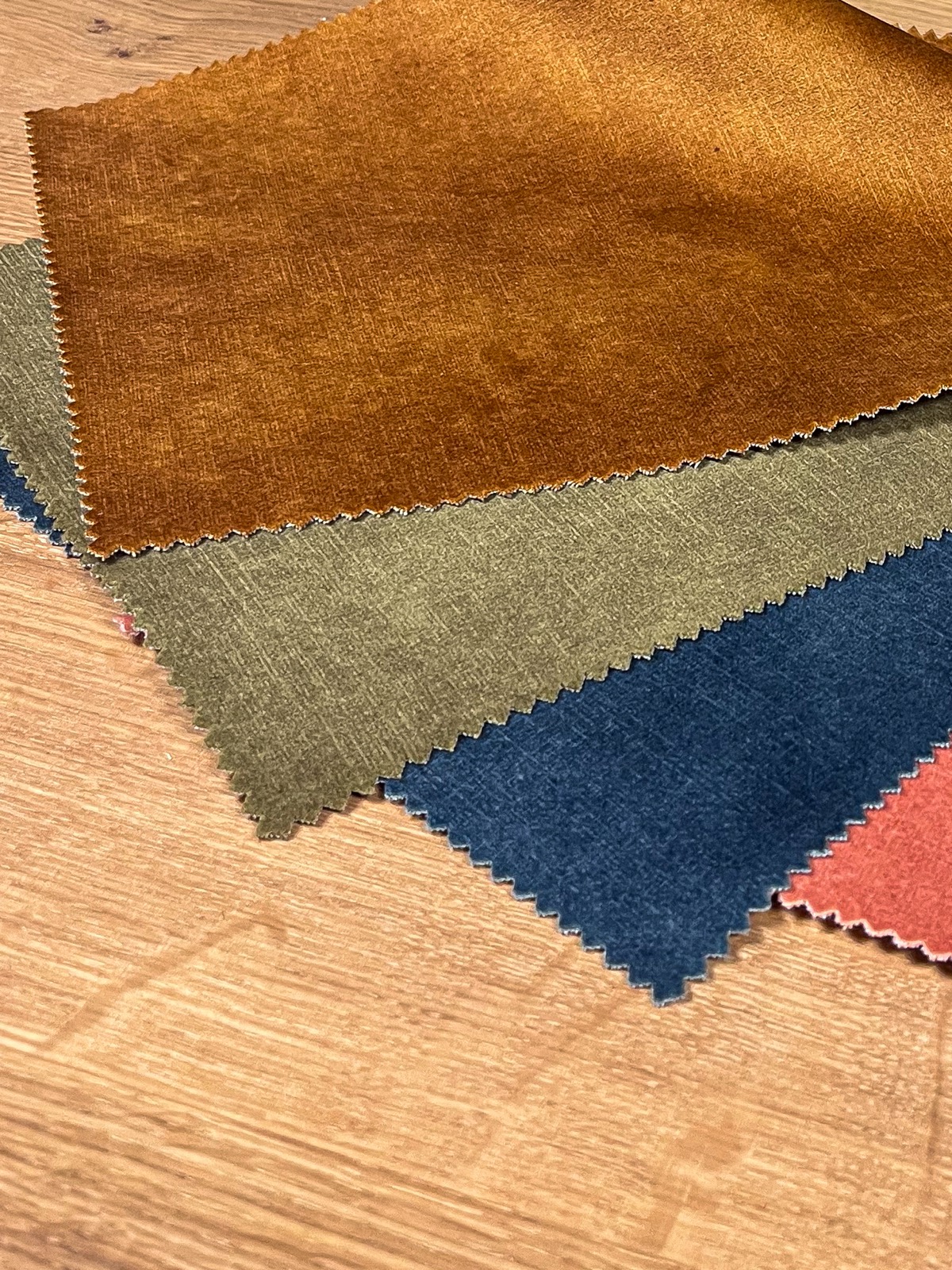 Detail van een gedekte eiken tafel