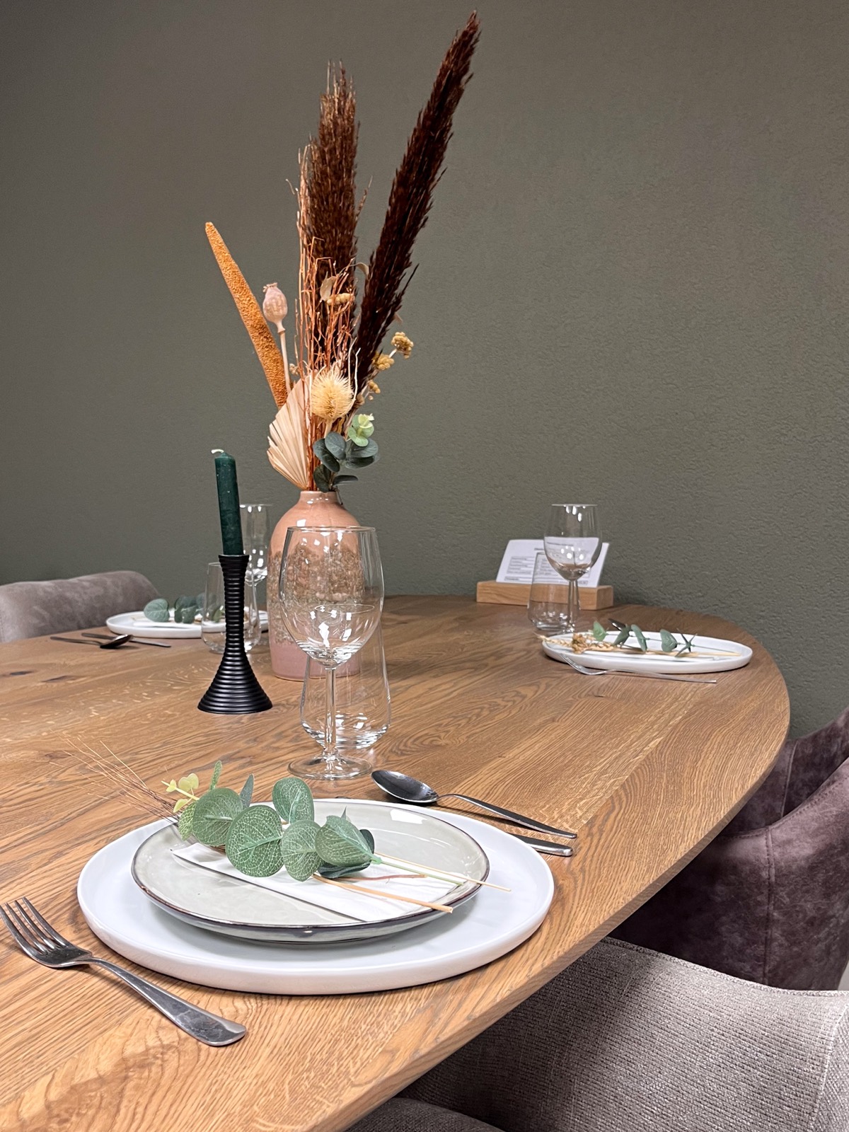Gedekte eiken eettafel in de showroom