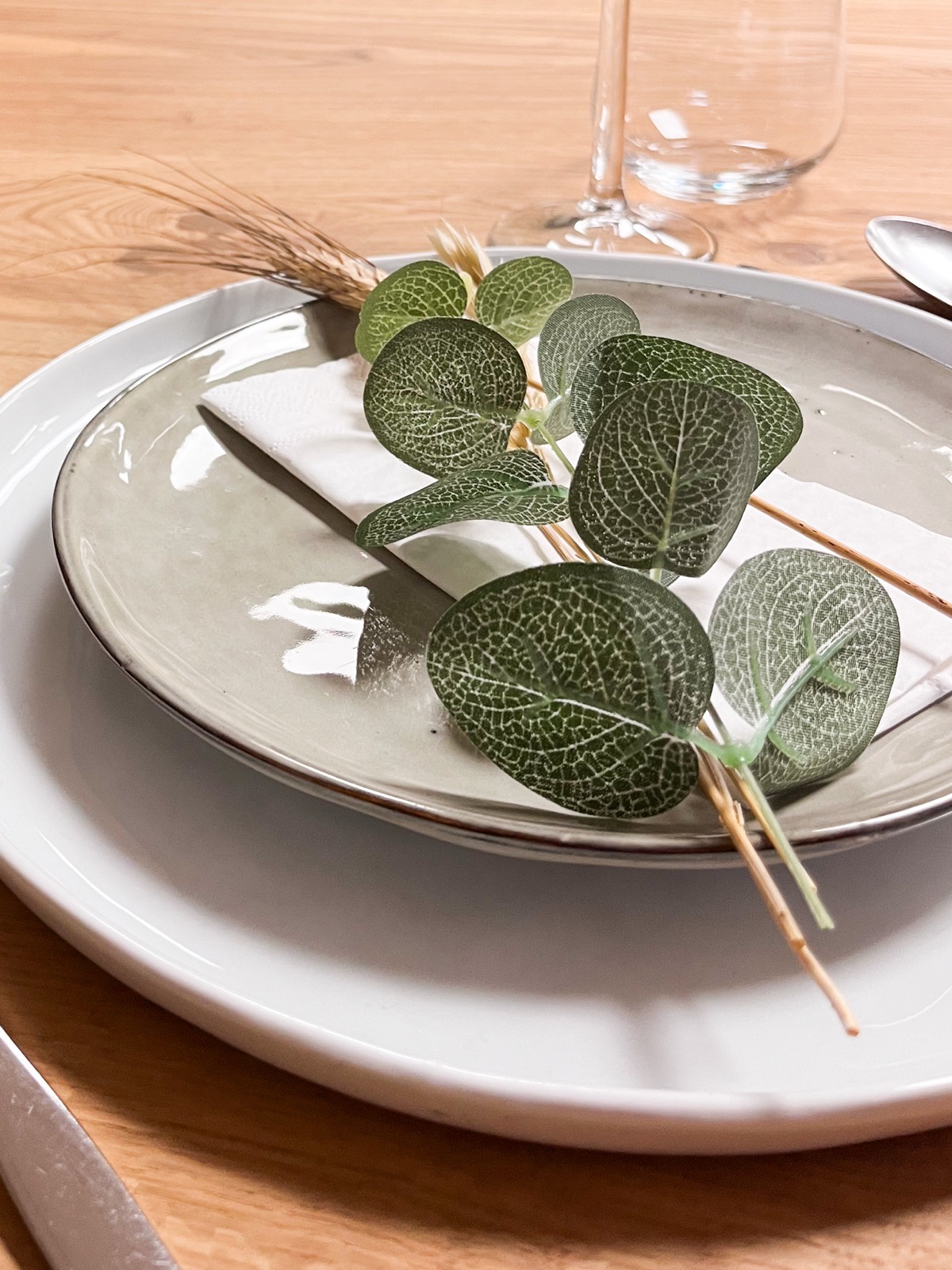 Compleet gedekte eiken tafel in de showroom