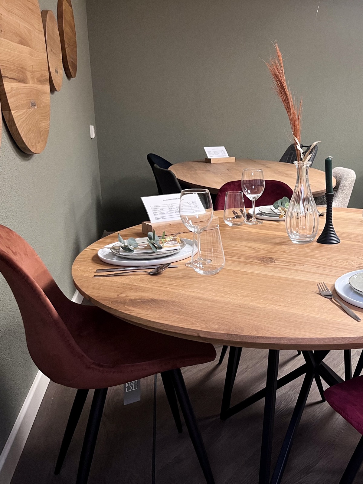 Showroom van Oak & Steel in Deventer met massief eiken eettafel