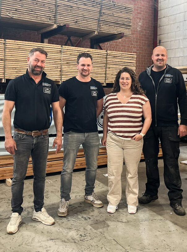 Het team van Oak & Steel voor de voorraad massief eiken bladen in de werkplaats in Deventer
