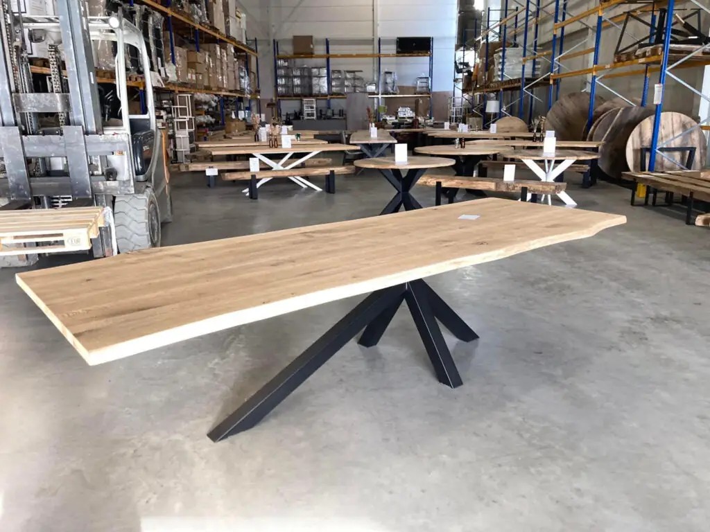 De fabriekshal in Deventer met tafels en voorraad