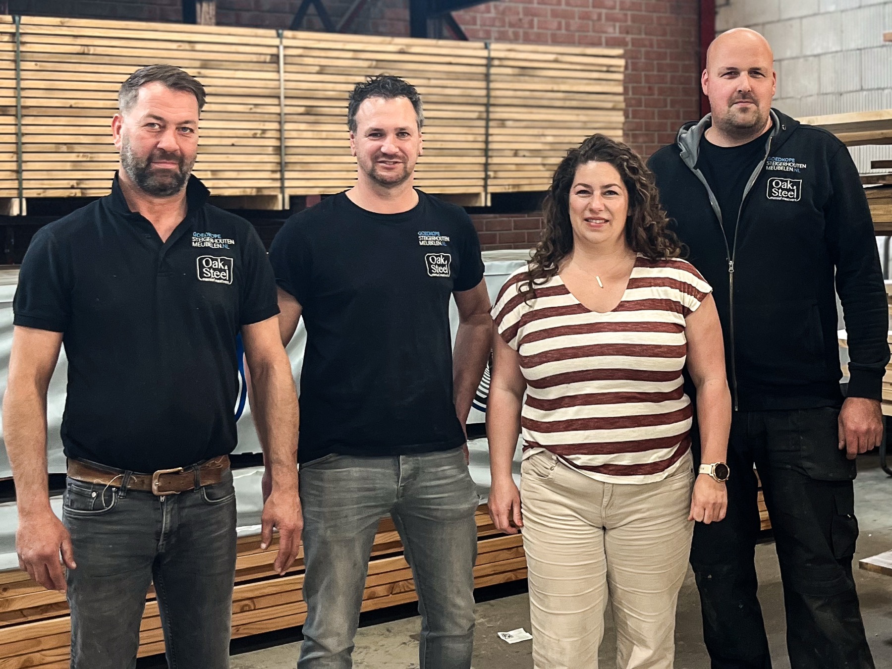 Het team van Oak en Steel in de werkplaats